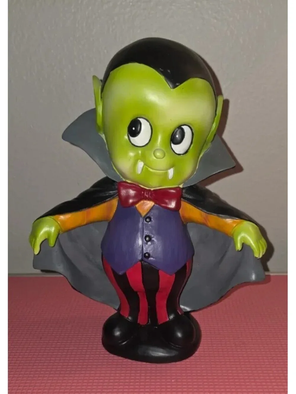 VINTAGE HALLOWEEN GREEN VAMPIRE DRACULA FIGURINE STATUE RED BOW TIE CAPE DECOR